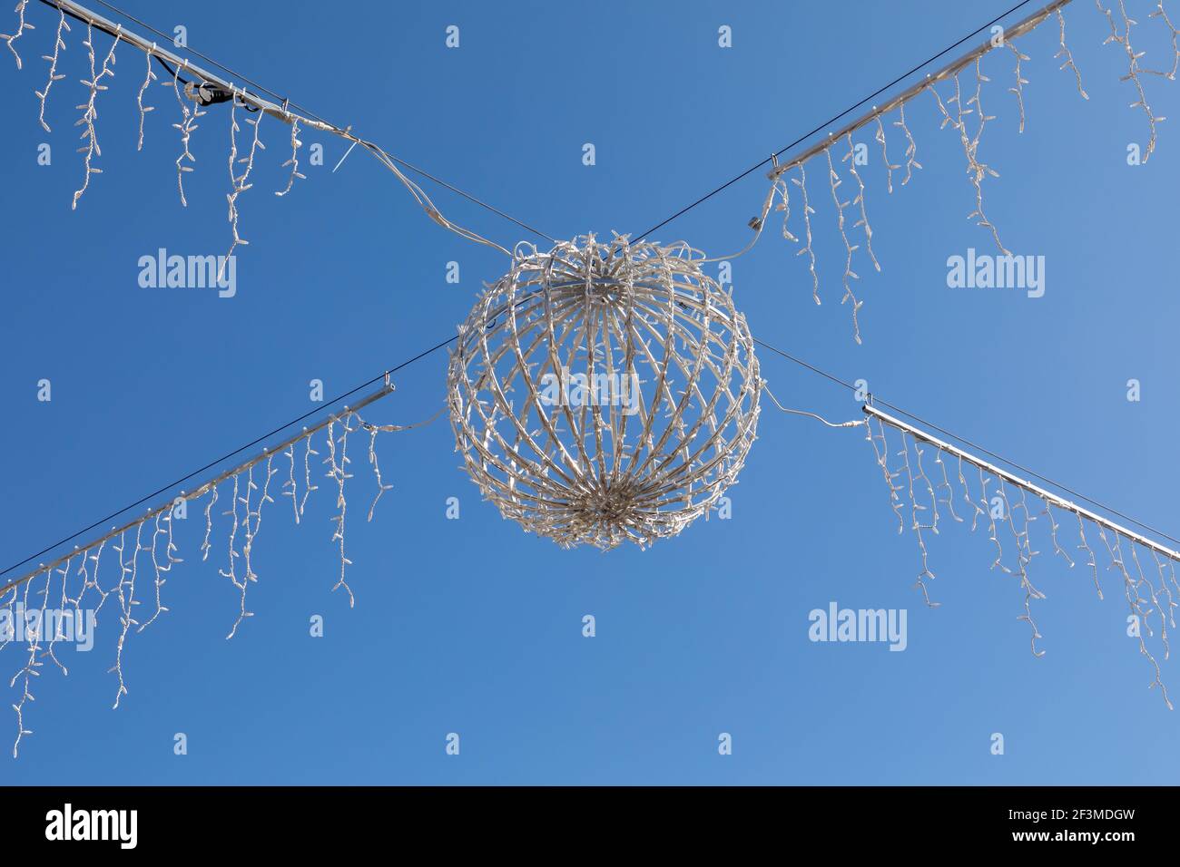 Luci di Natale urbane in luce del giorno Foto Stock