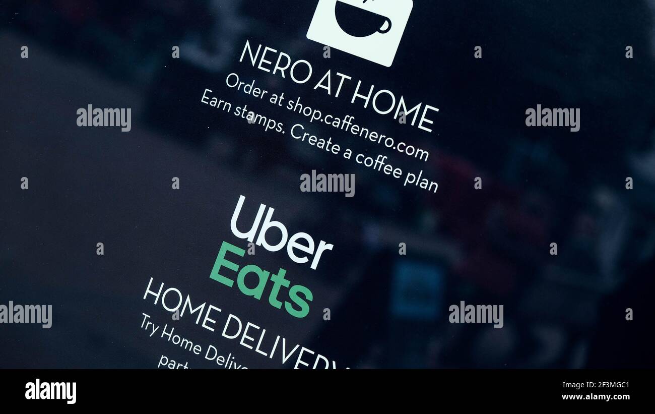 Londra UK, Marzo 17 2021, Uber Eats Nero Coffee Shop Sign Advitising Home Delivery Foto Stock