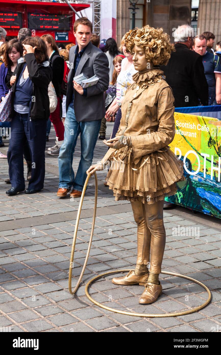 Edimburgo, Regno Unito - 9 agosto 2012: Il suonatore di strada si pone come una statua vivente durante il Fringe Festival, il festival artistico annuale più grande del mondo Foto Stock