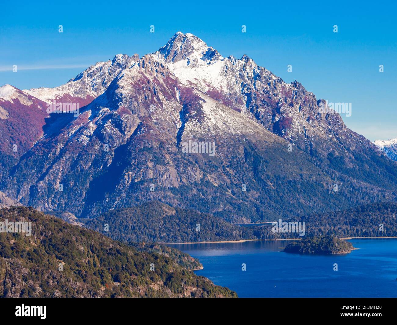 Tronador Mountain e Nahuel Huapi Lake, Bariloche. Tronador è uno stratovulcano estinto nelle Ande meridionali, situato nei pressi della città argentina di Bar Foto Stock