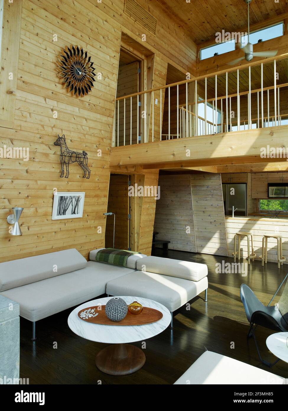 Soggiorno a pianta aperta a due piani con passaggio sul soppalco Casa  americana rivestita in legno Foto stock - Alamy