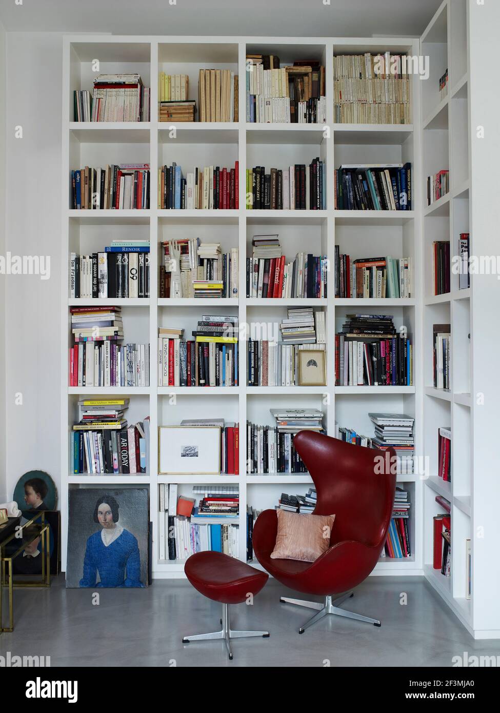Sedia a uovo Arne Jacobsen in angolo con scaffalatura Nella casa francese  Foto stock - Alamy