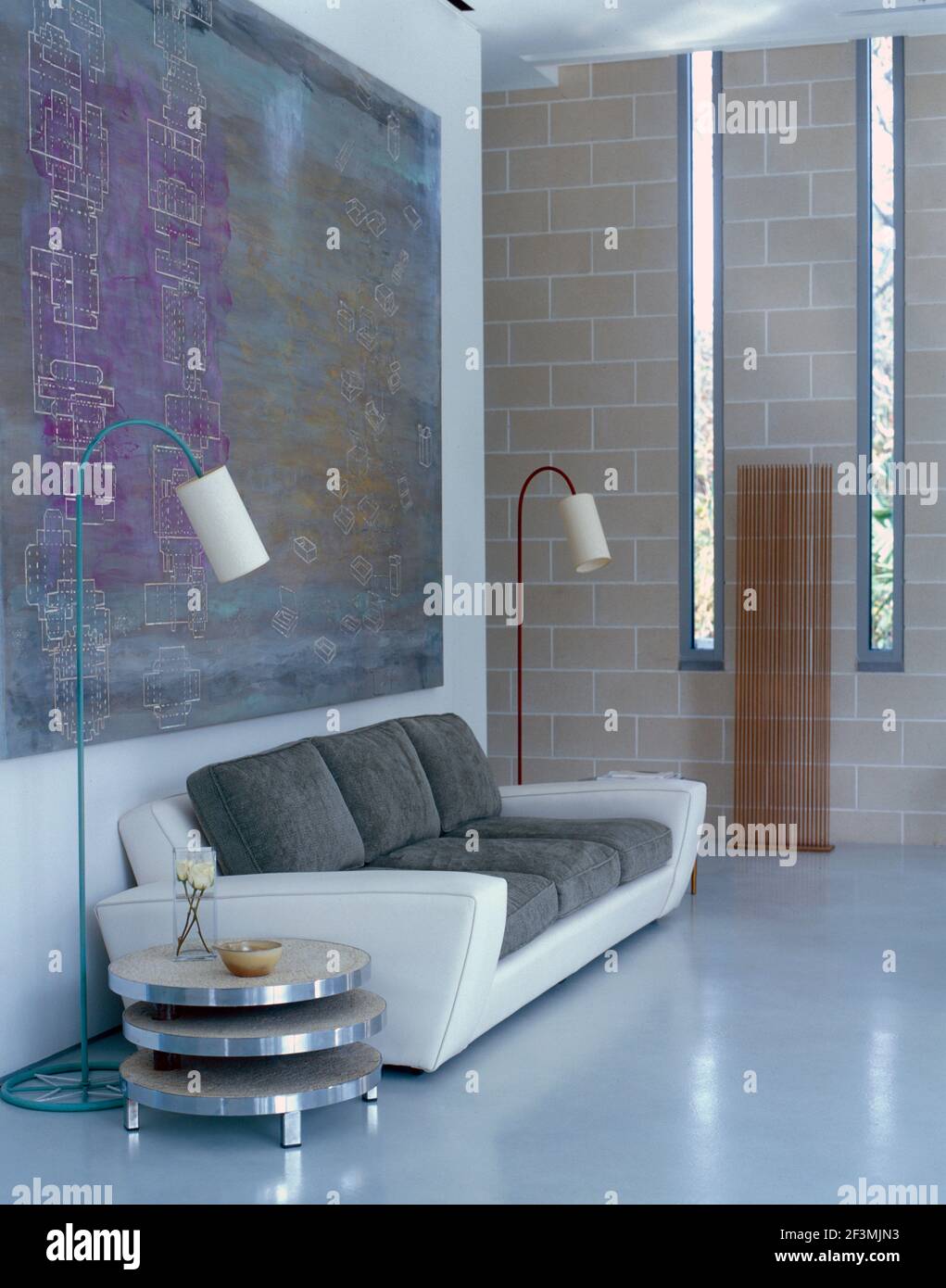 Lampade da pavimento accanto al divano nel moderno soggiorno, Stati Uniti Foto Stock