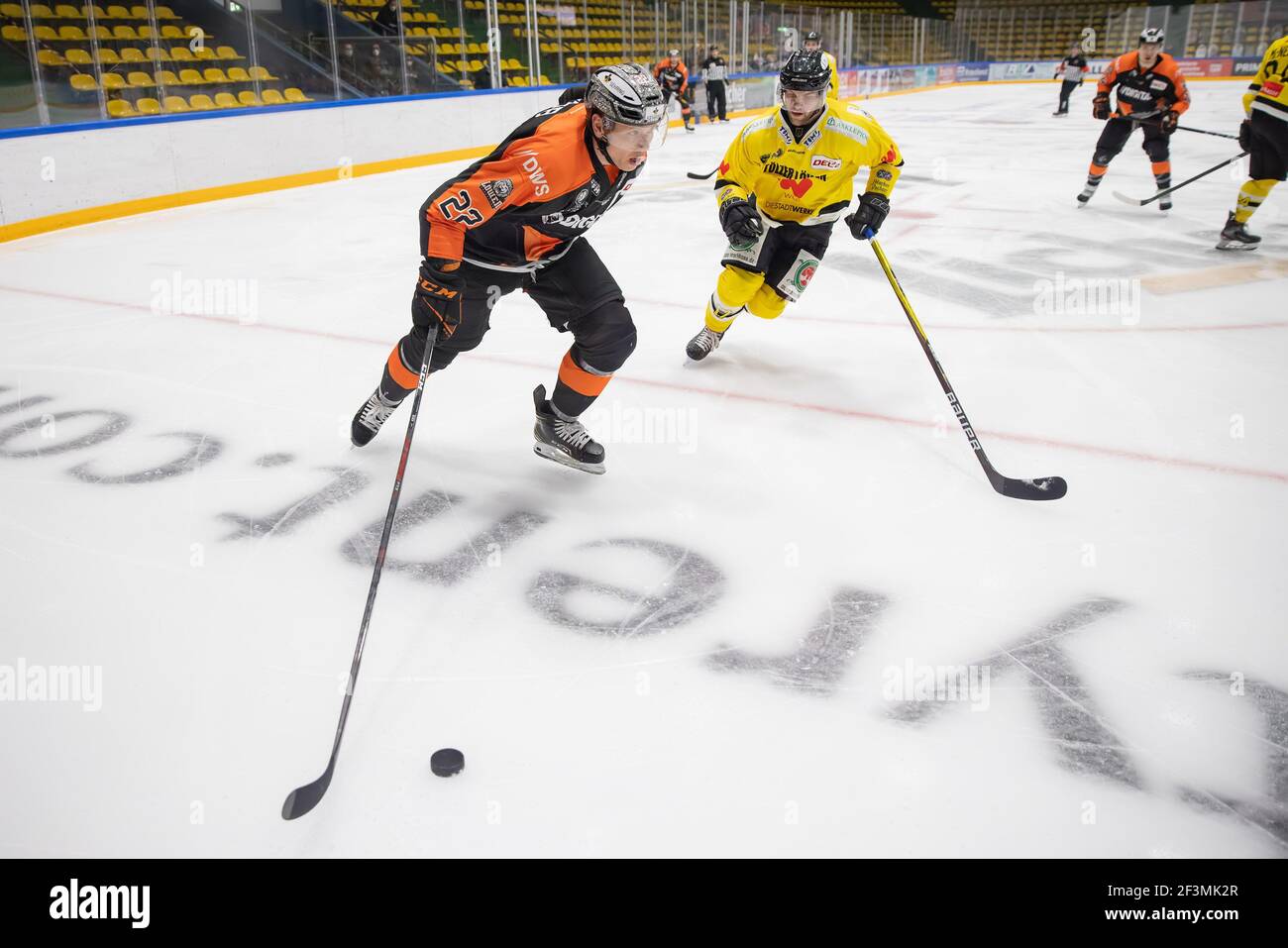 08 marzo 2021, Hessen, Francoforte sul meno: Eduard Lewandowski (Loewen Francoforte, 22) contro Markus Eberhardt (Toelzer Loewen, 17). PARTITA di hockey su ghiaccio DEL 2 tra il Loewen di Francoforte e il Toelzer Loewen l'8 marzo 2021 all'Eissporthalle di Francoforte sul meno. Foto: Jürgen Kessler/Kessler-Sportfotografie/dpa Foto Stock