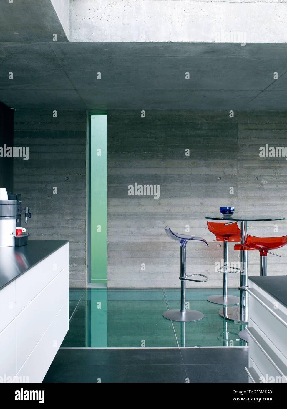 Sgabelli al tavolo della colazione in cucina moderna in casa UK Foto Stock Sgabelli al tavolo della colazione in cucina moderna in casa UK Foto Stock