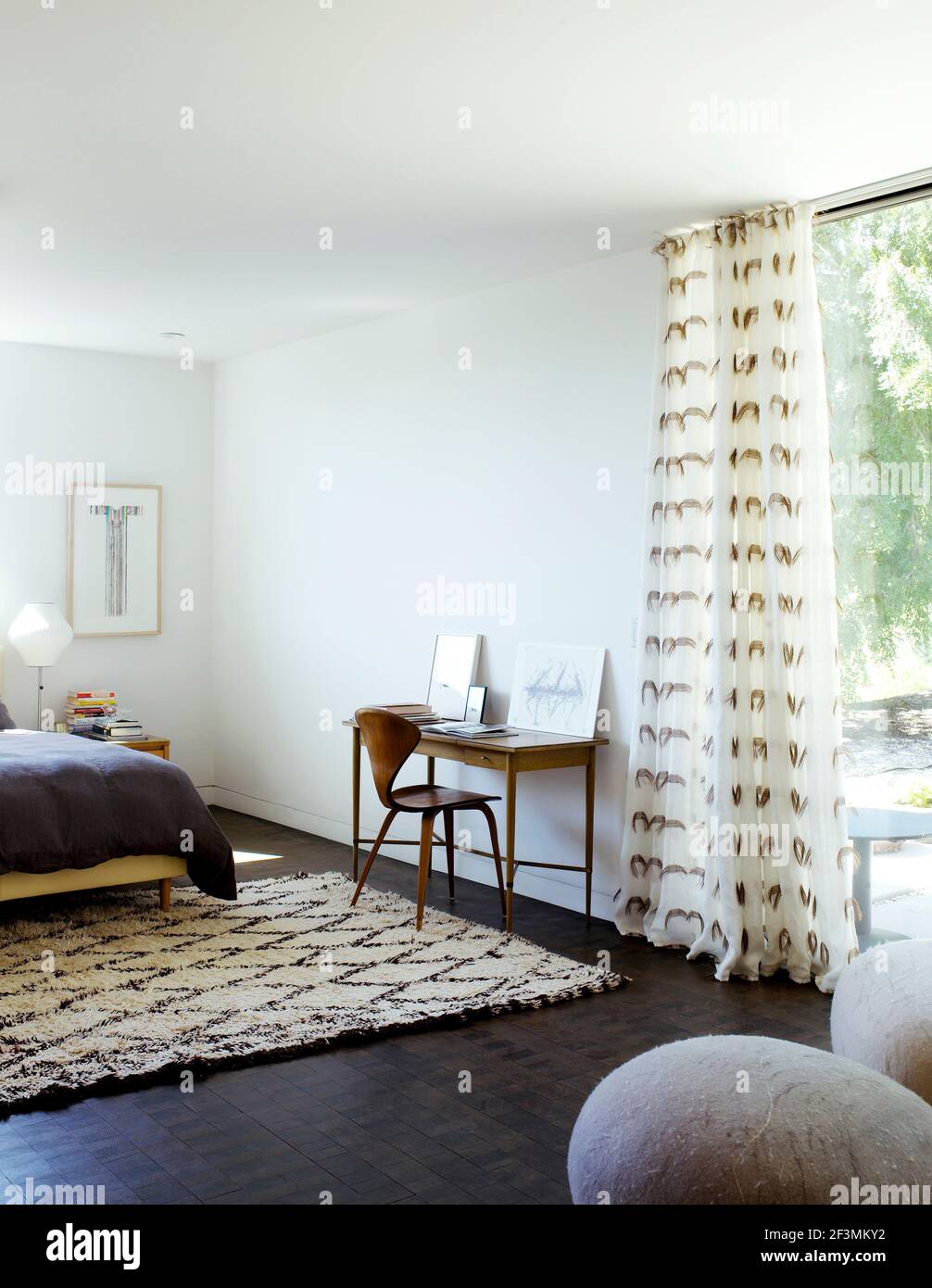 Scrivania e sedia nella spaziosa camera da letto della casa USA Foto Stock
