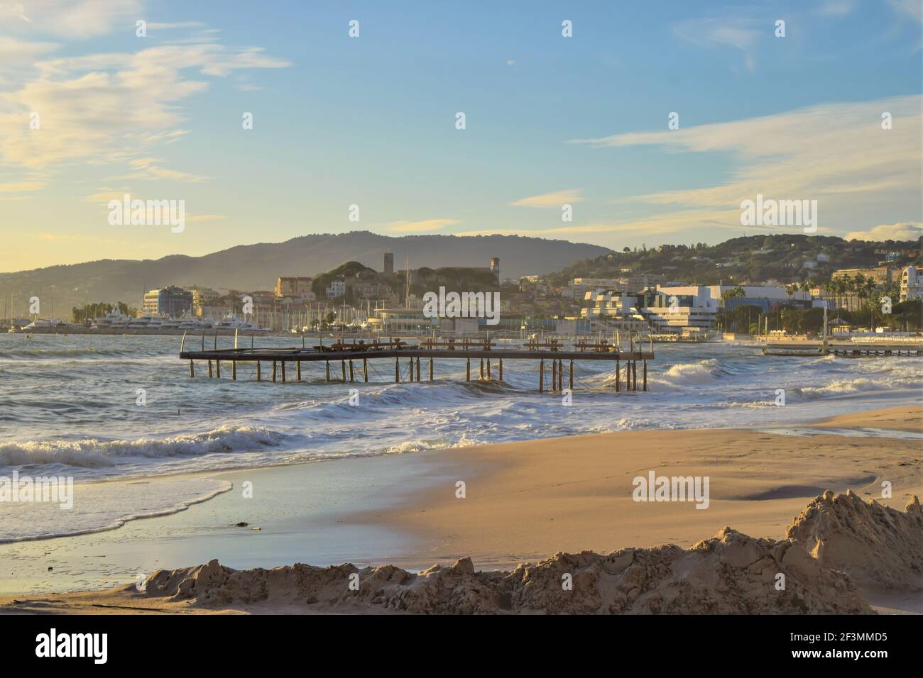 Spiaggia vuota a Cannes, nel sud della Francia Foto Stock