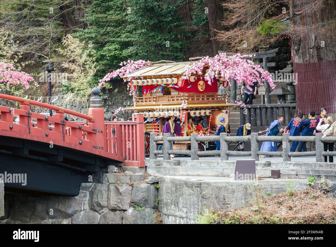 La gente di Nikko che tira un galleggiante di hanayatai attraverso la città che celebra l'annuale Yayoi Matsuri per celebrare l'inizio della primavera, Nikko, Giappone Foto Stock