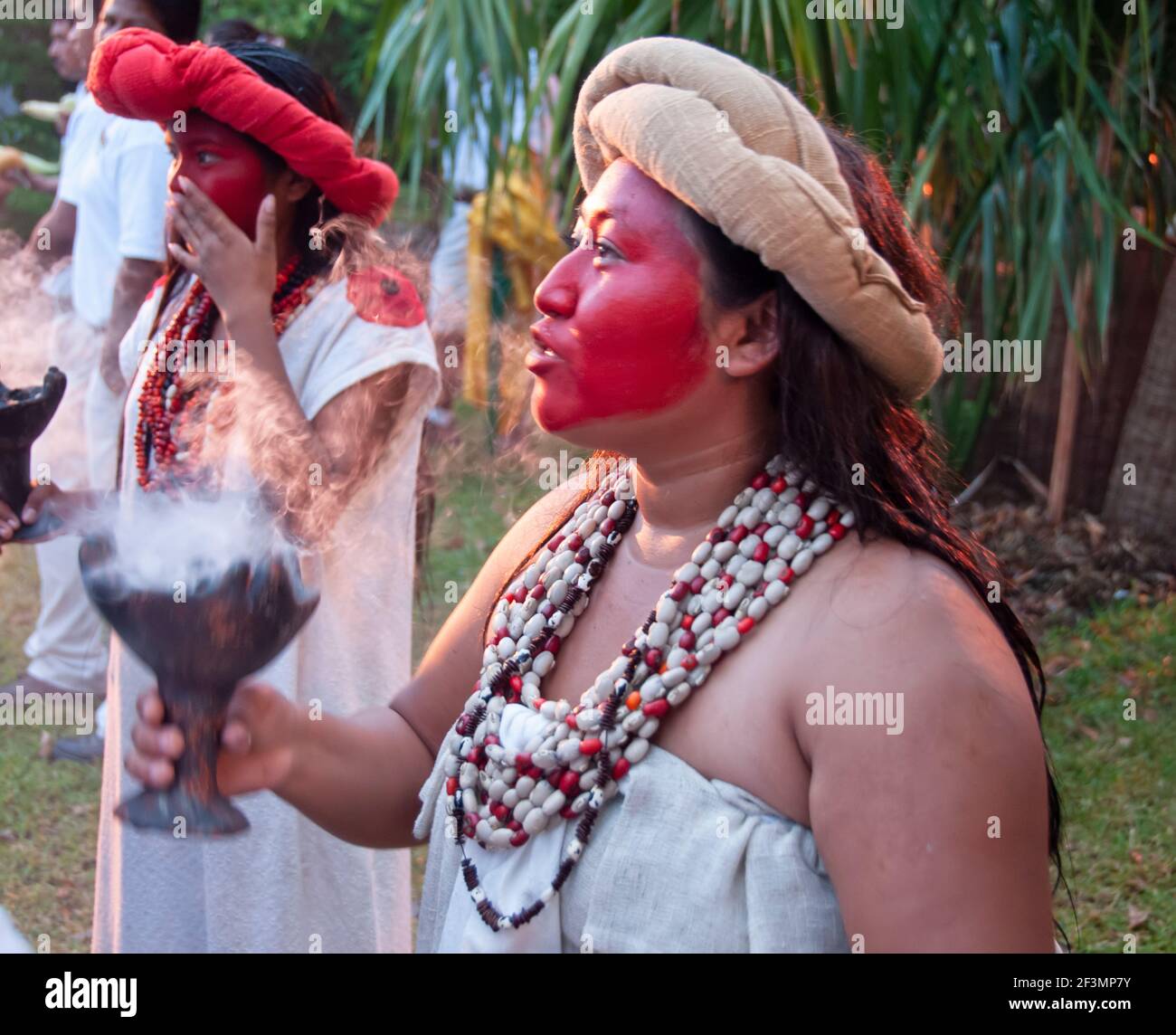 Due giovani sciamani maya con sahumerio nelle loro mani Durante una cerimonia locale nel villaggio in Messico Foto Stock