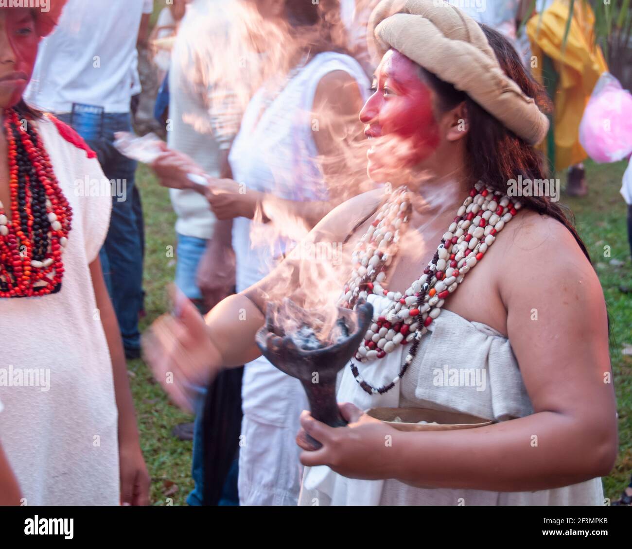 Immagine commovente della giovane maya, ballando con braciere illuminato con una copia nelle sue mani in una cerimonia locale nel suo villaggio in Messico Foto Stock