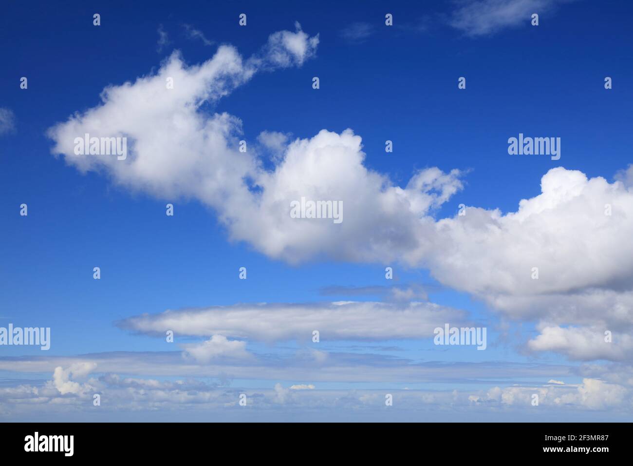 Bianco nuvole blu cielo sfondo. Texture delle nuvole di cumulo bianco. Foto Stock