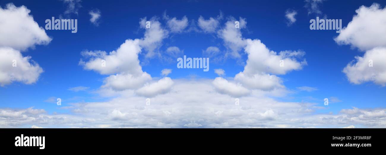 Bellissimo cielo panoramico sfondo. Bianco nuvole blu cielo sfondo. Texture delle nuvole di cumulo bianco. Foto Stock