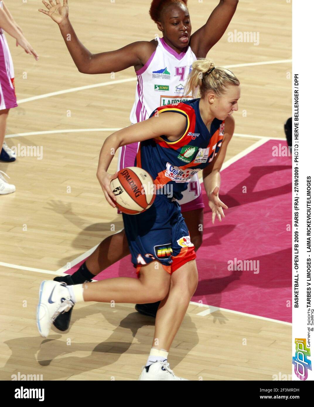 BASKETBALL - OPEN LFB 2009 - PARIS (FRA) - 27/09/2009 - PHOTO : HERVE BELLENGER / DPPI TARBES V LIMOGES - LAIMA RICKEVIUTE/LIMOGES Foto Stock