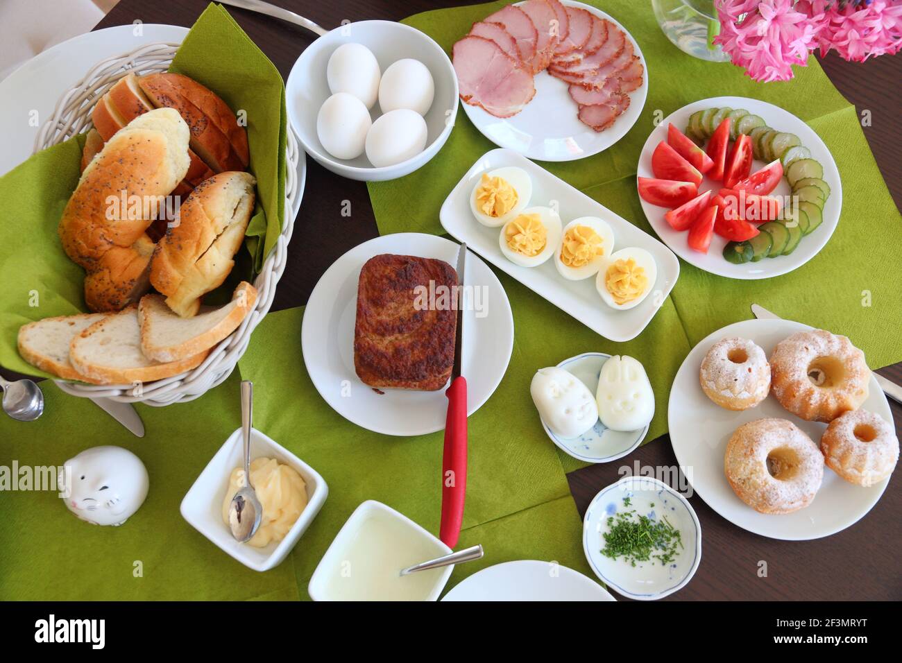 Tavolo per la colazione di Pasqua in Polonia. Cibo pasquale in Europa. Colazione di Pasqua polacca. Foto Stock