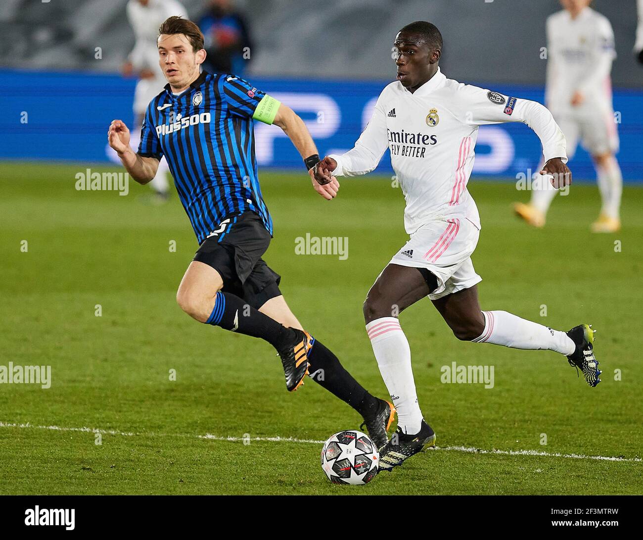 Madrid, Spagna. 16 Marzo 2021. Ferland Mendy (Real Madrid CF) e Marten de Roon (Atalanta Bergamo) combattono per la palla durante il round della UEFA Champions League di 16 seconda tappa tra Real Madrid e Atalanta Bergamo a Valdebebas Sport City a Madrid.(Punteggio finale; 3 a 1 per Real Madrid, qualificandosi in un globale della cravatta 4-1) (Foto di Manu Reino/SOPA Images/Sipa USA) Credit: Sipa USA/Alamy Live News Foto Stock