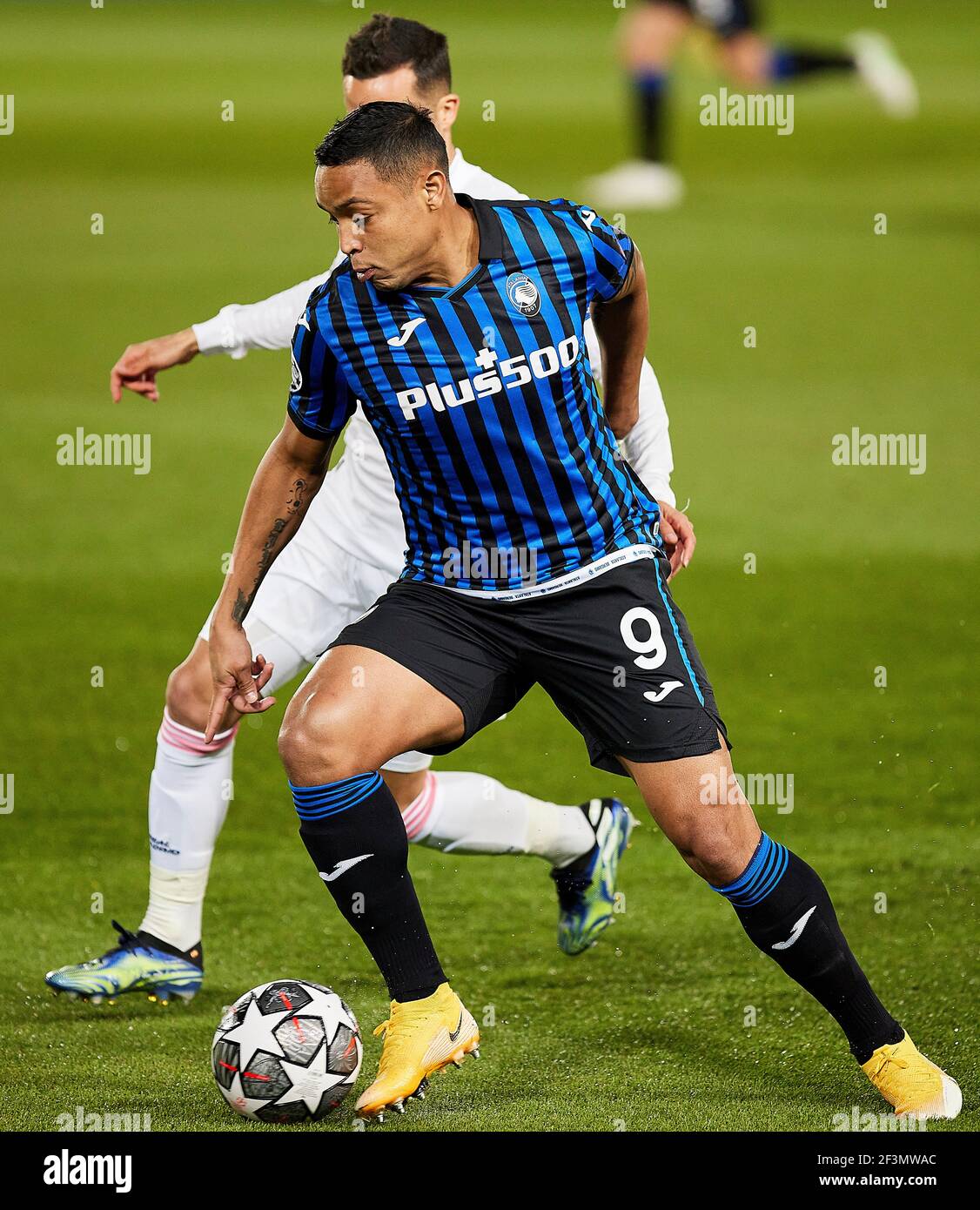 Madrid, Spagna. 16 Marzo 2021. Luis Muriel (Atalanta Bergamo) e Lucas Vazquez (Real Madrid CF) combattono per la palla durante il round della UEFA Champions League di 16 seconda tappa tra Real Madrid e Atalanta Bergamo a Valdebebas Sport City a Madrid.(Punteggio finale; 3 a 1 per Real Madrid, qualificandosi in un globale della cravatta 4-1) (Foto di Manu Reino/SOPA Images/Sipa USA) Credit: Sipa USA/Alamy Live News Foto Stock