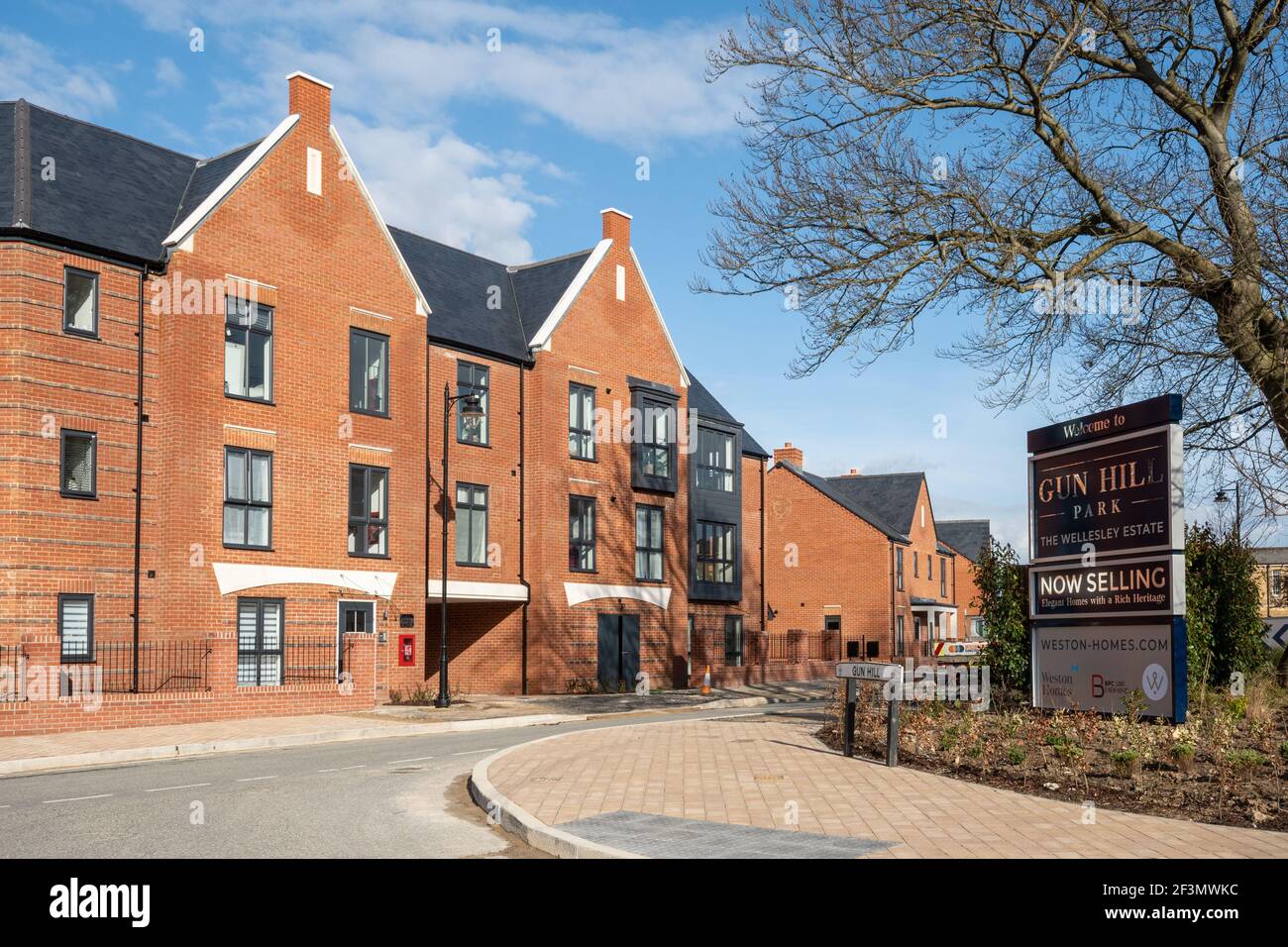 Gun Hill Park parte della Wellesley Estate, nuovo sviluppo di Weston Homes ad Aldershot, Hampshire, Inghilterra, Regno Unito Foto Stock