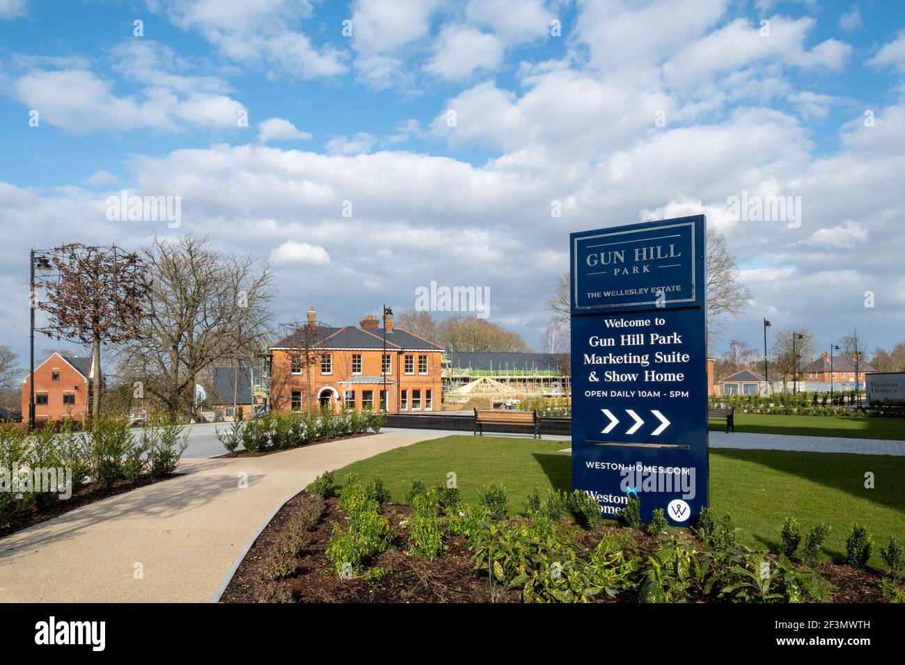 Gun Hill Park parte della Wellesley Estate, nuovo sviluppo di Weston Homes ad Aldershot, Hampshire, Inghilterra, Regno Unito Foto Stock