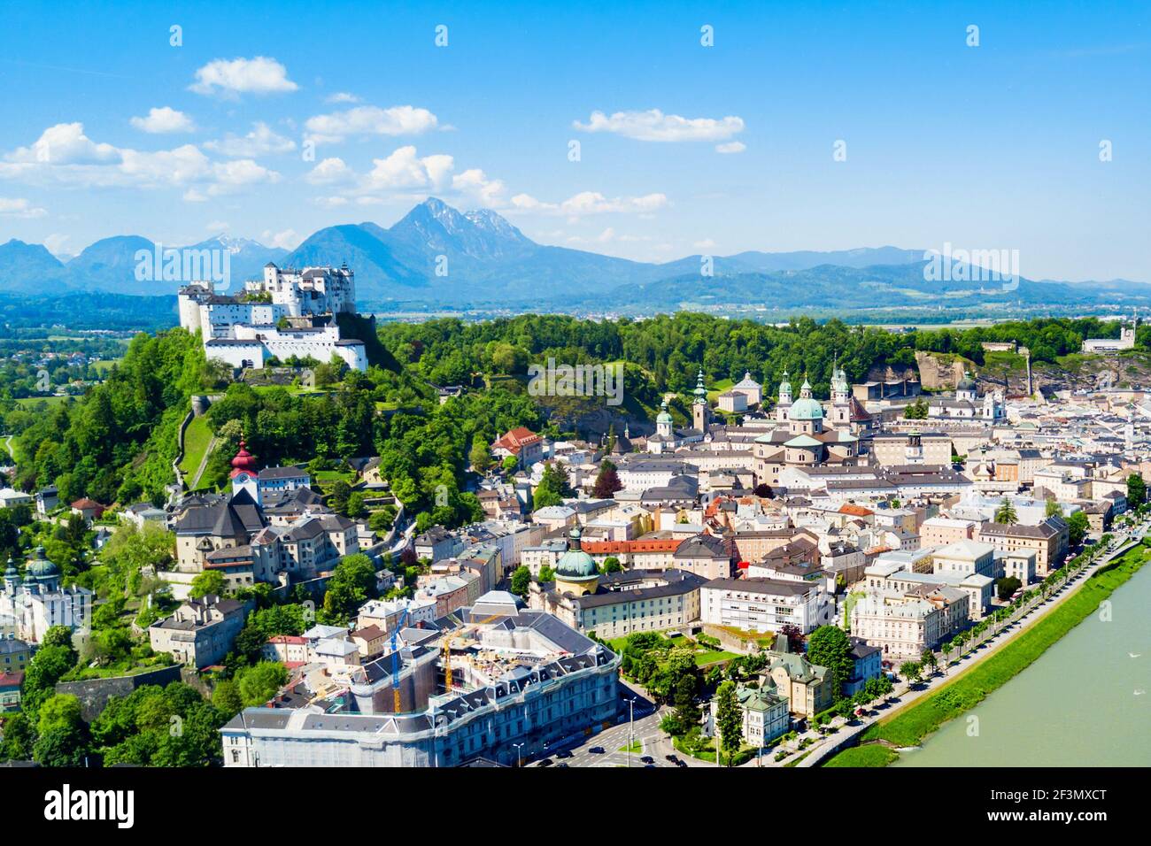 La città di Salisburgo e il fiume Salzach antenna vista panoramica, Austria. Salisburgo (letteralmente 'Salt fortezza o Castello di sale") è la quarta città più grande Foto Stock