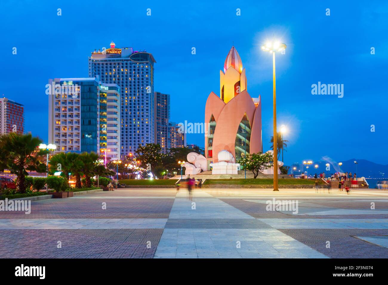 Nha Trang centro urbano vista sullo skyline al tramonto nel Vietnam del sud Foto Stock