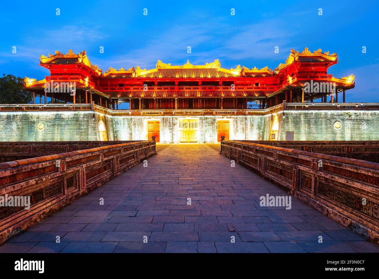 Città Imperiale cancello di ingresso di Hue in Vietnam al tramonto Foto Stock