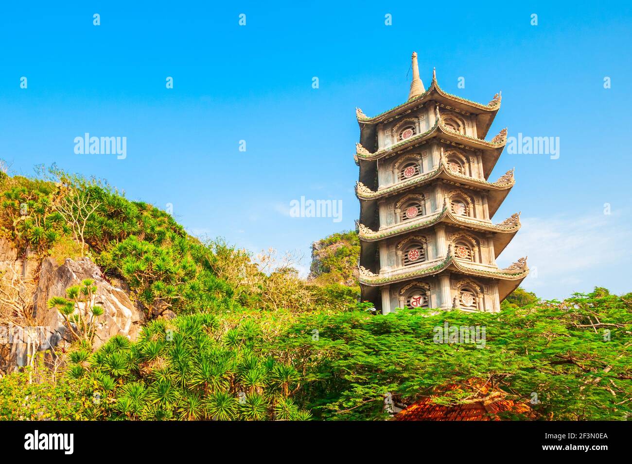 Tempio pagoda a montagne di marmo in Danang city in Vietnam Foto Stock