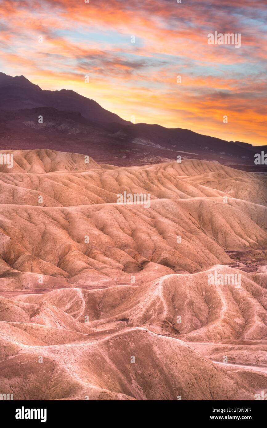Bella colorata Death Valley National Park paesaggio immagine di viaggio con montagne Foto Stock