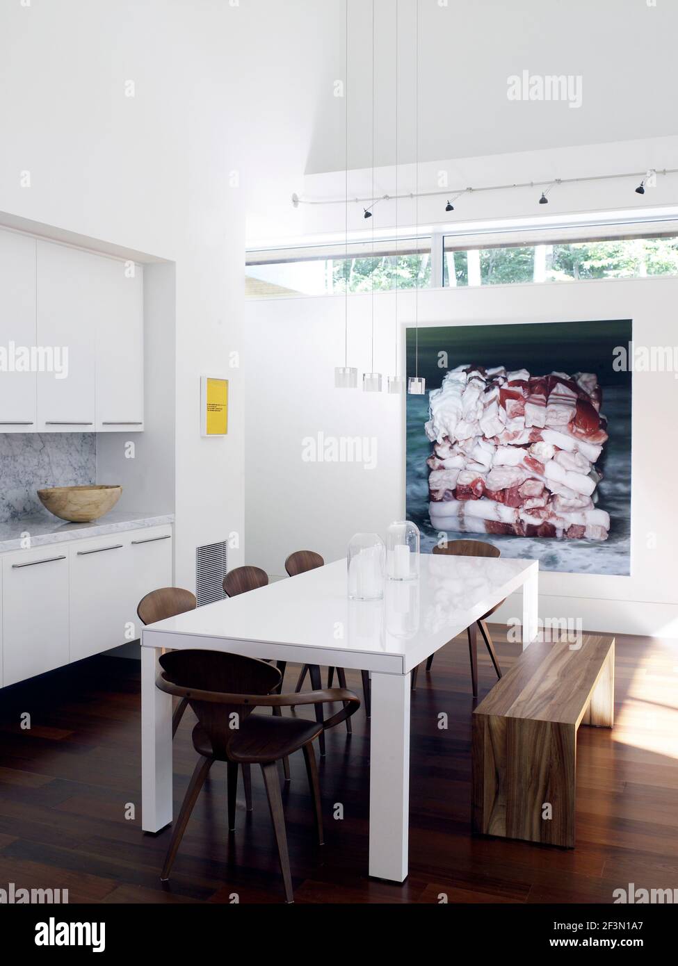 Tavolo e sedie in una spaziosa cucina a pianta aperta negli Stati Uniti casa Foto Stock