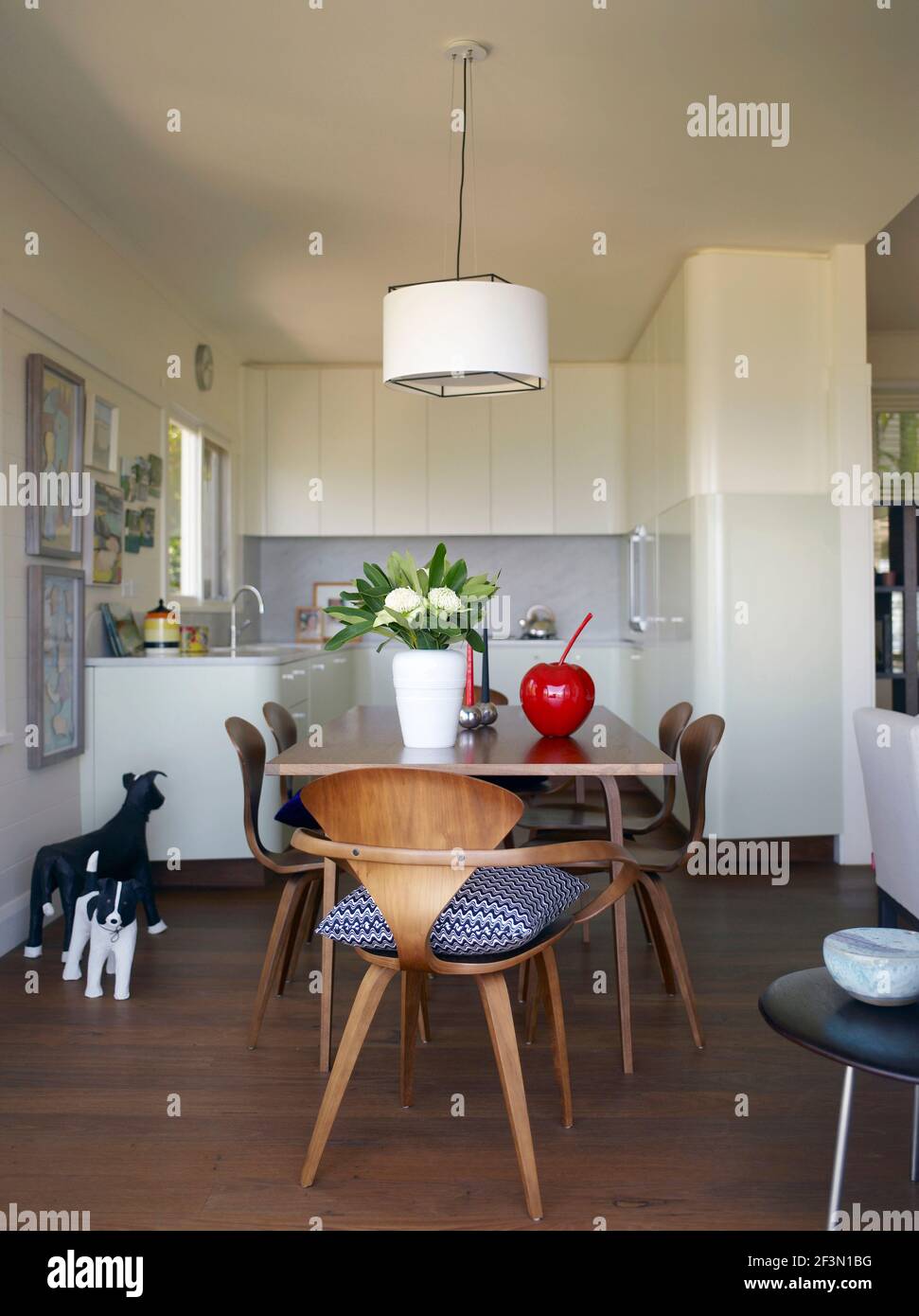 Tavolo e sedie in una spaziosa cucina a pianta aperta in Australia casa Foto Stock