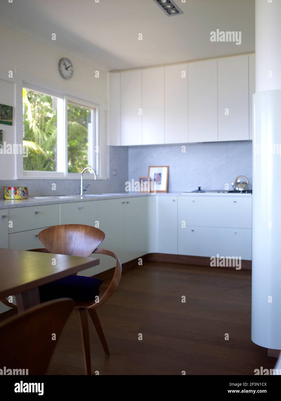 Tavolo e sedie in una spaziosa cucina a pianta aperta in Australia casa Foto Stock