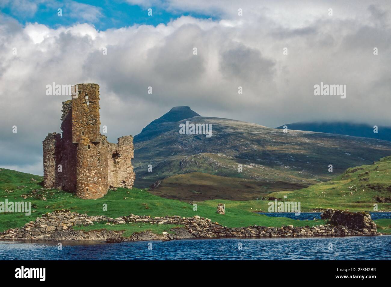 Le rovine di Ardvreck Castello sul Loch Assynt in Sutherland Scozia Foto Stock