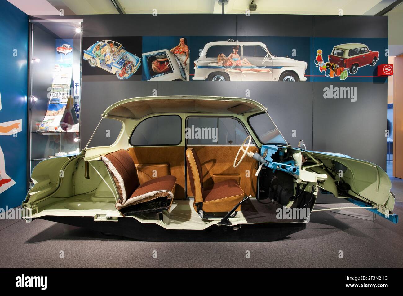 Germania, Zwickau, August Horch Museum, tagliato via di Schnittmodell Trabant P50 Foto Stock