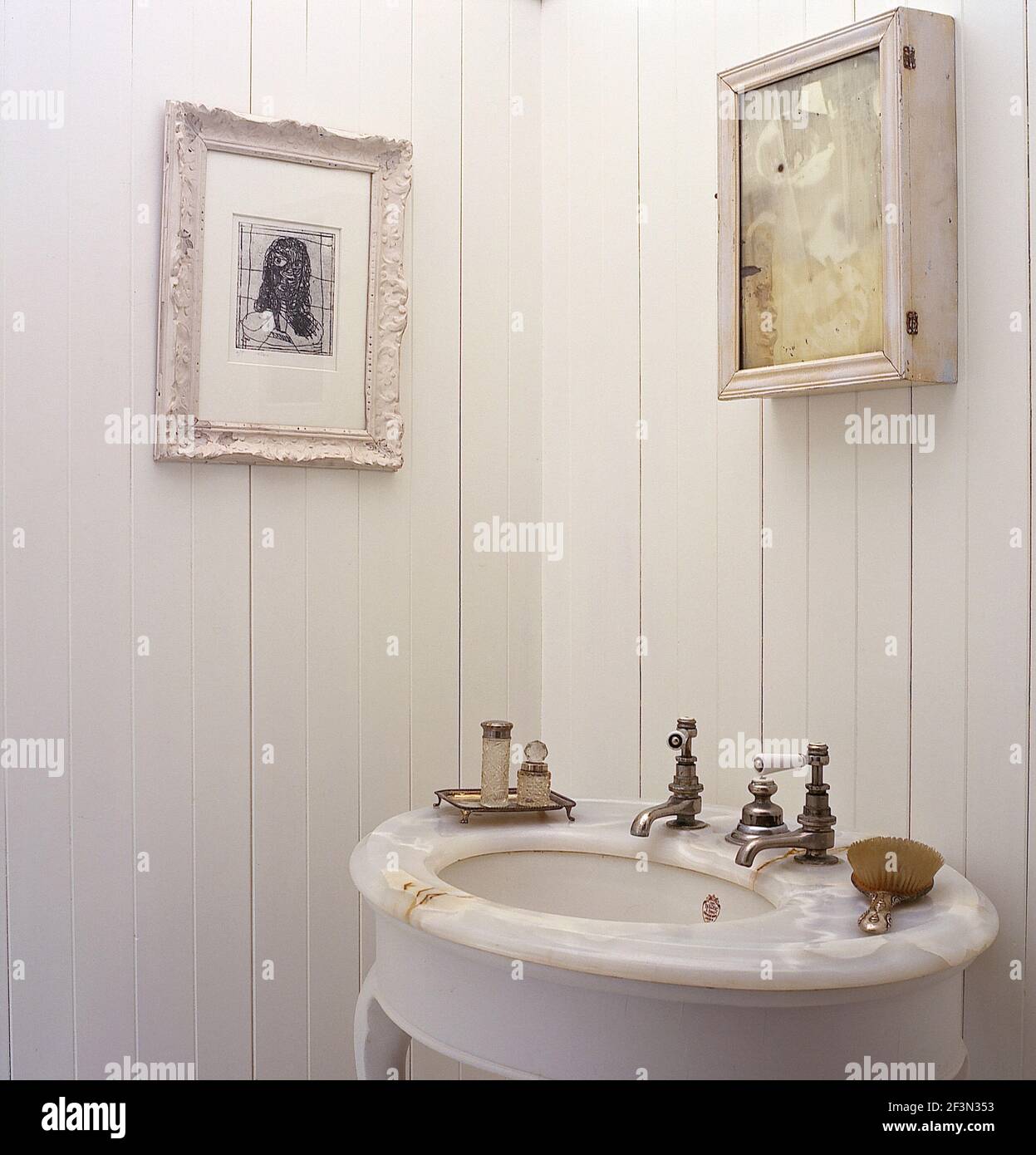 Lavabo antico in camera con pannelli in legno e opere d'arte muri Foto  stock - Alamy
