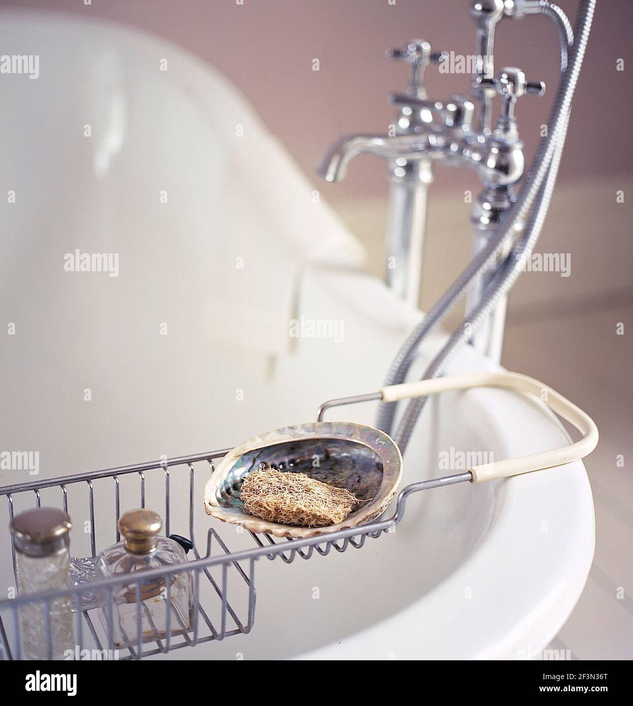 Dettaglio di rastrelliera da bagno in vecchio stile roll top bagno Foto Stock
