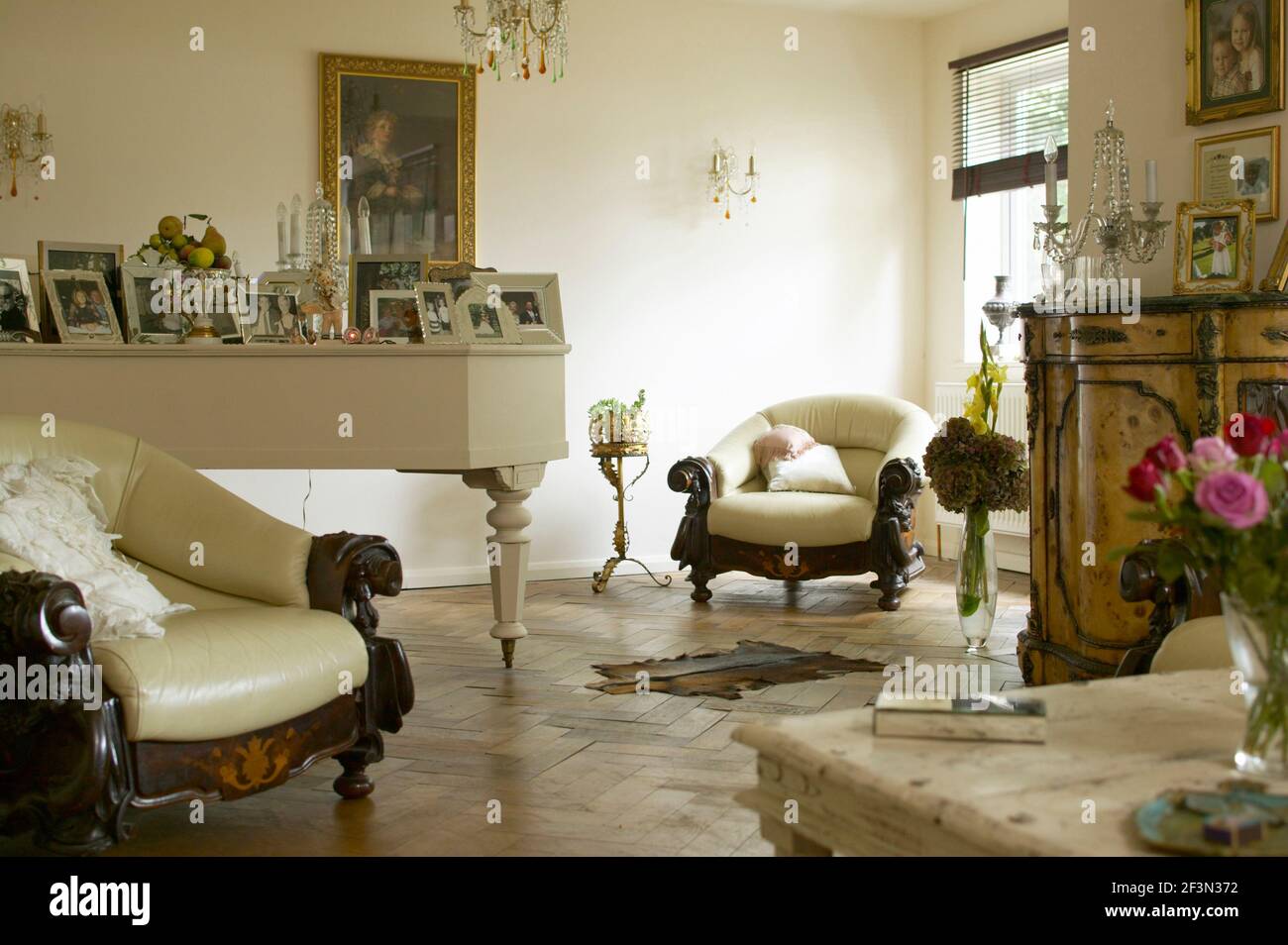 Vista sul soggiorno con pianoforte Foto Stock