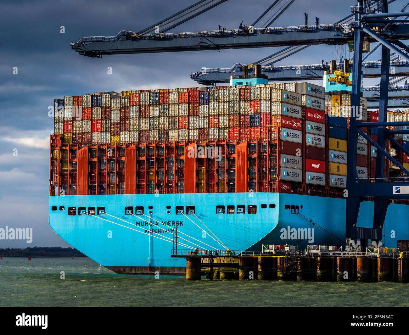 Linea Maersk - importazioni britanniche - il contenitore Maersk Herrera Nave attraccata al porto di Felixstowe UK che porta le importazioni dal Estremo Oriente verso il Regno Unito e l'Europa Foto Stock