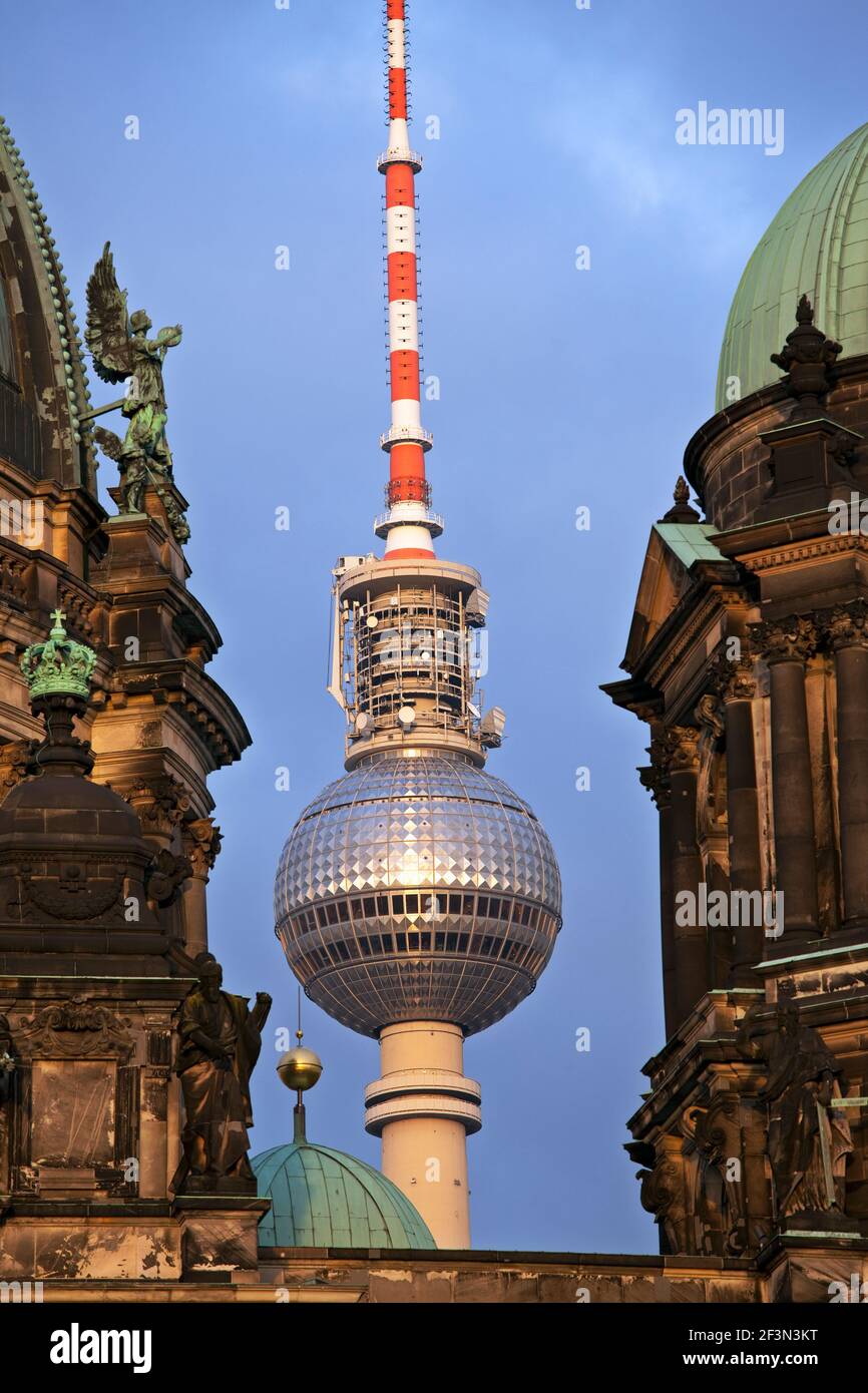 La germania,Berlin, Berlin trasmissione televisiva da torre a Alexander Platz e il Berliner Dom Foto Stock