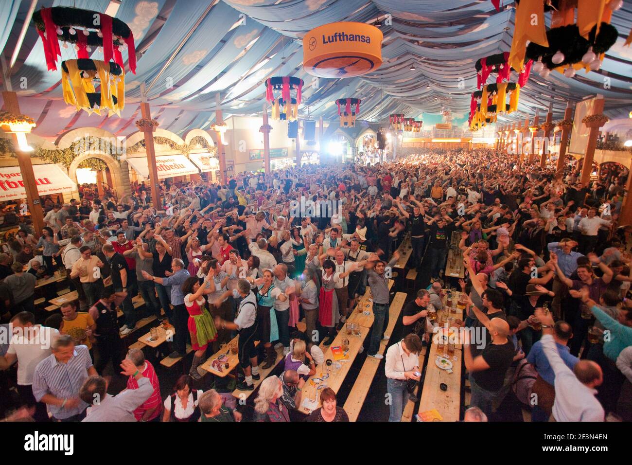 Germania, cannstatter wasn, Octoberfest, persone in tenda birra Foto Stock