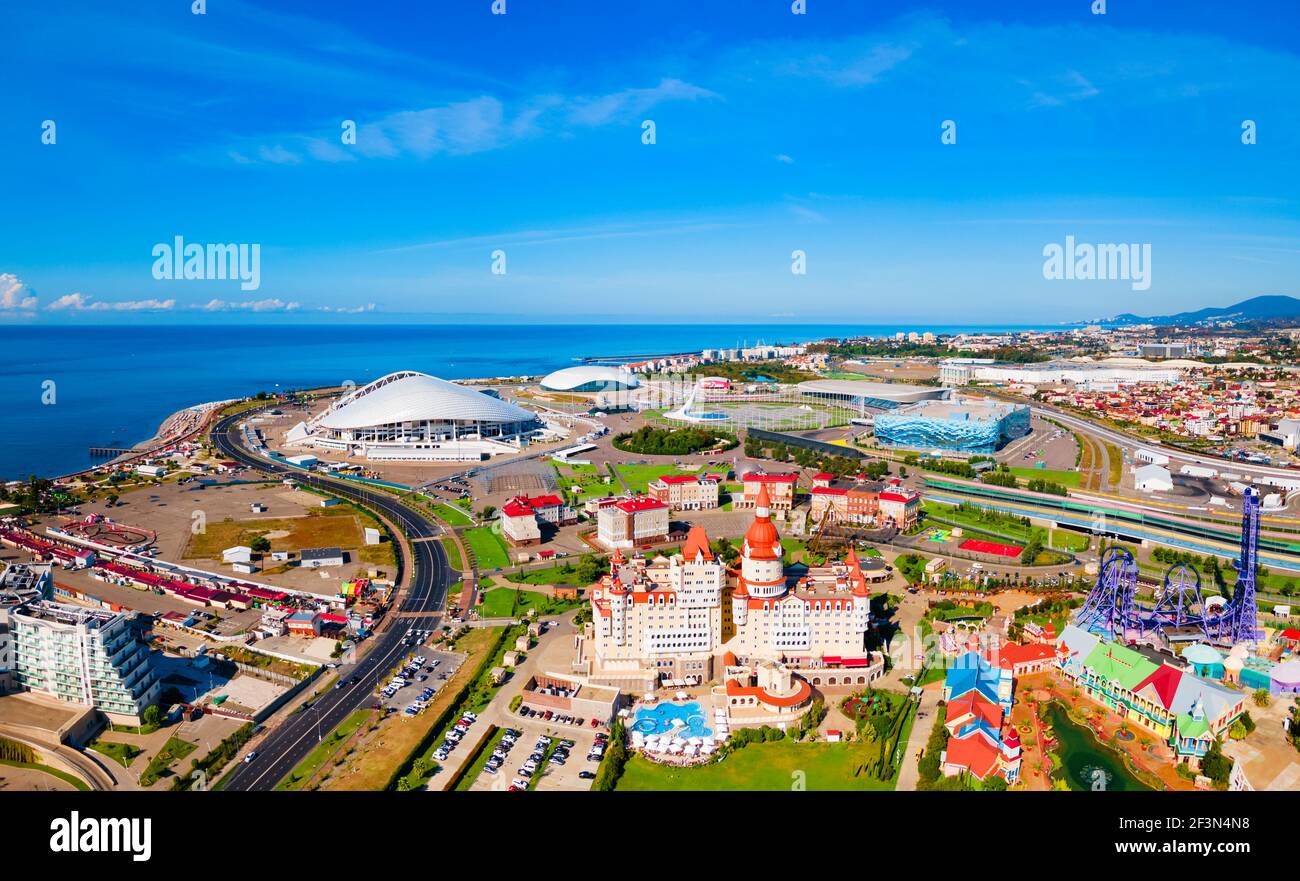 Sochi, Russia - 04 ottobre 2020: Castello di Bogatyr - complesso alberghiero e centro congressi vista panoramica aerea nel parco a tema Sochi nella località di Sochi Foto Stock