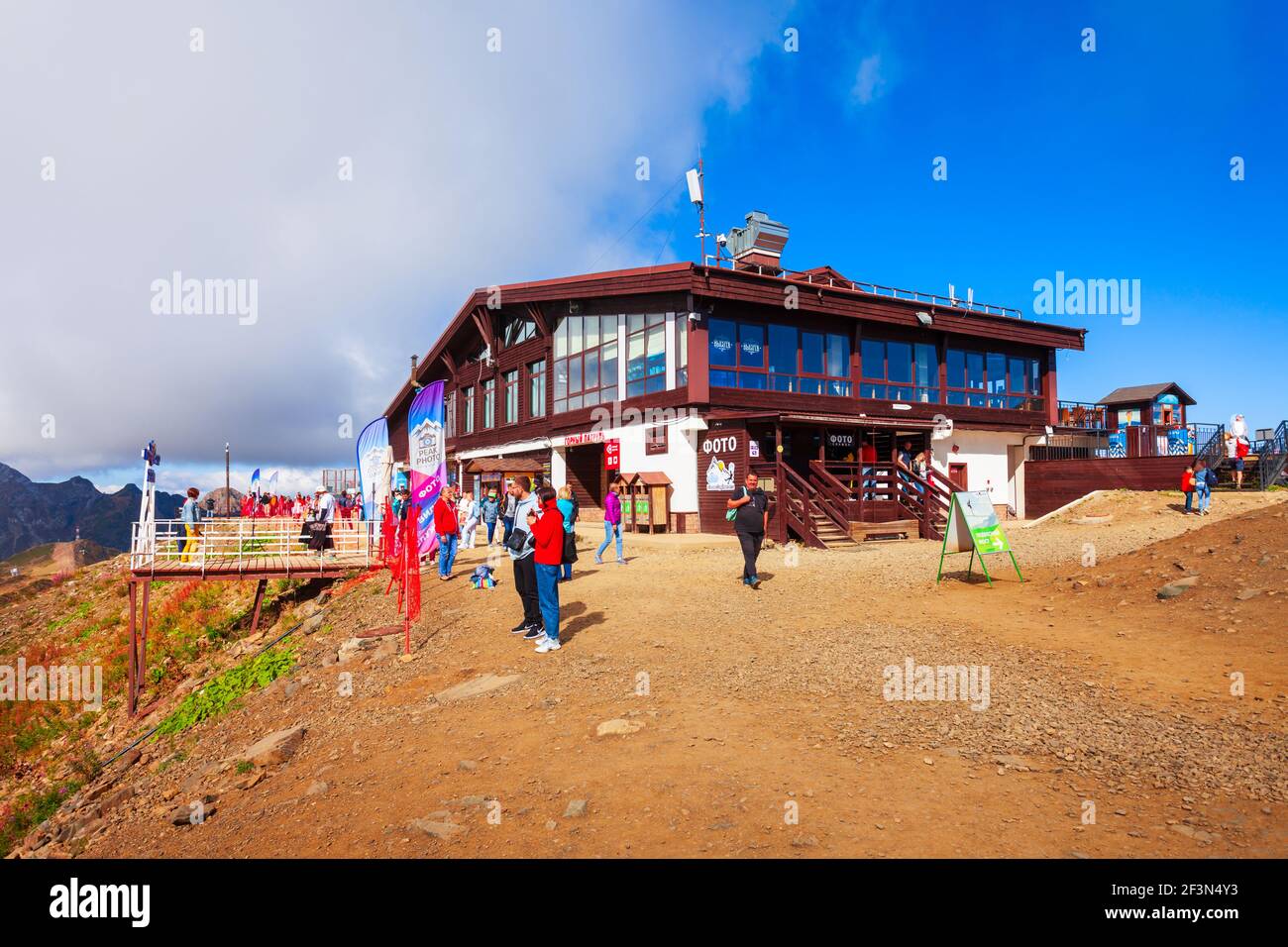 Sochi, Russia - 06 ottobre 2020: Costruzione della stazione della funivia al Rose Peak, una stazione sciistica alpina situata vicino a Rosa Khutor e Krasnaya Polyana città Foto Stock