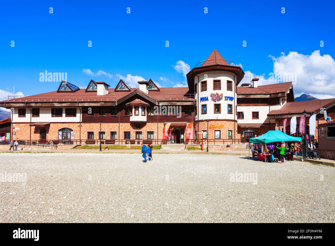 Sochi, Russia - 06 ottobre 2020: Edifici nel villaggio montano Rosa Plateau. L'altopiano di Rose e Roza Khutor sono stazioni sciistiche alpine nei pressi di Krasnaya Polyan Foto Stock