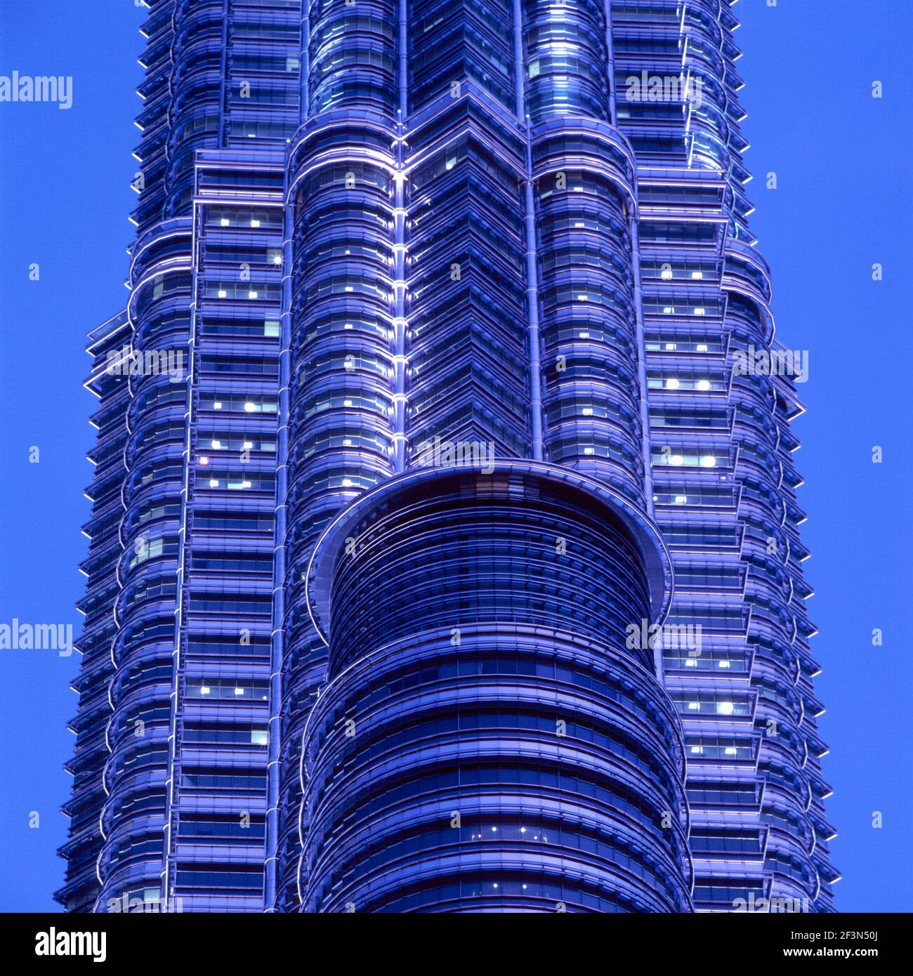 Petronas Twin Towers una gemella casta burp a Kuala Lumpur in Malesia. È il settimo grattacielo più alto del mondo, alto 451.9 metri e con 88 galleggianti Foto Stock