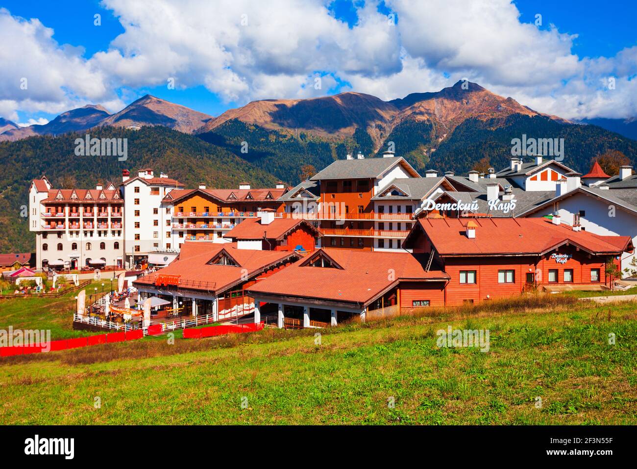 Sochi, Russia - 06 ottobre 2020: Edifici nel villaggio montano Rosa Plateau. L'altopiano di Rose e Roza Khutor sono stazioni sciistiche alpine nei pressi di Krasnaya Polyan Foto Stock