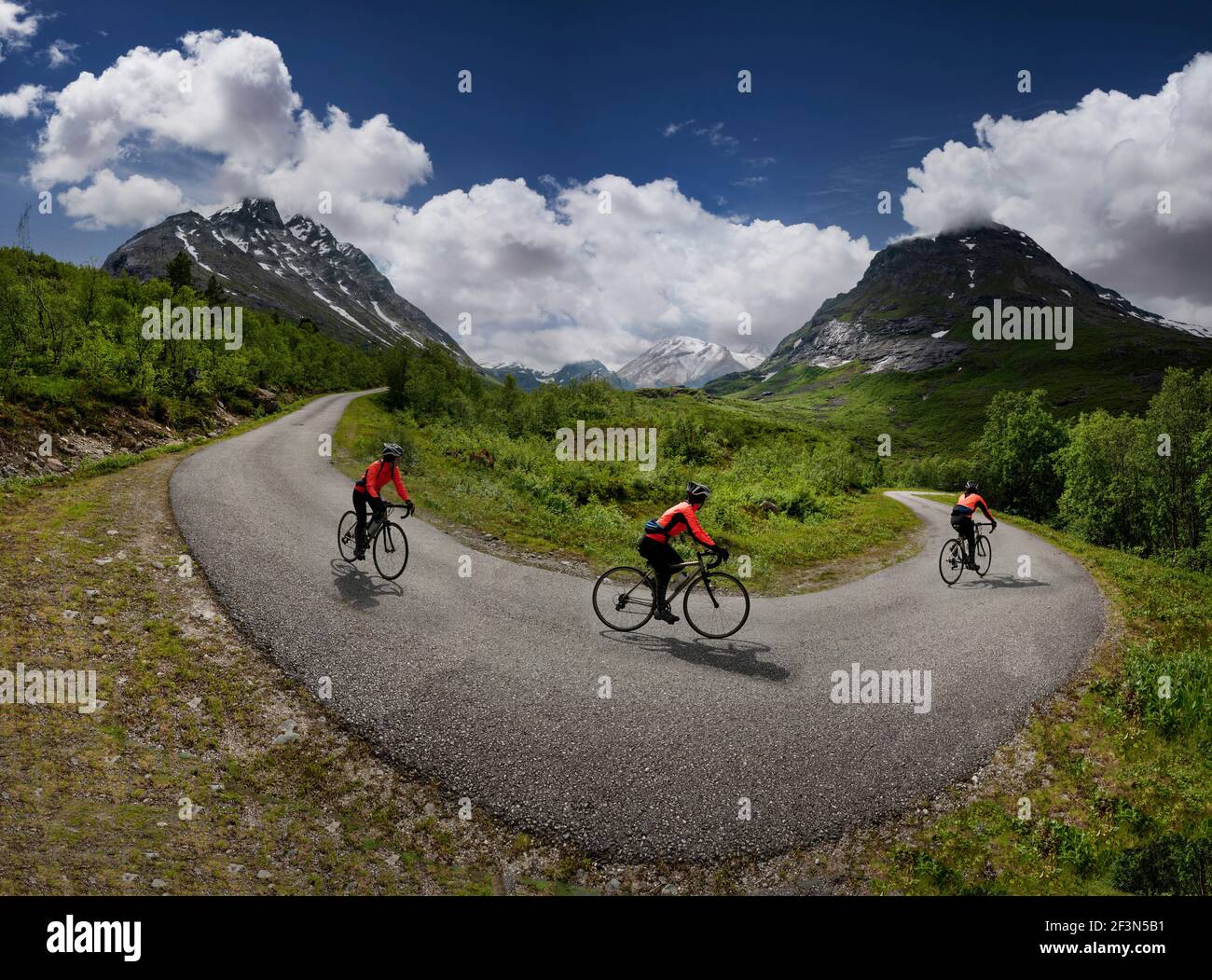 Ciclista femminile su strada privata a pedaggio attraverso Vencedalen, vicino a Andalsnes, Norvegia. Più immagini scattate. Foto Stock