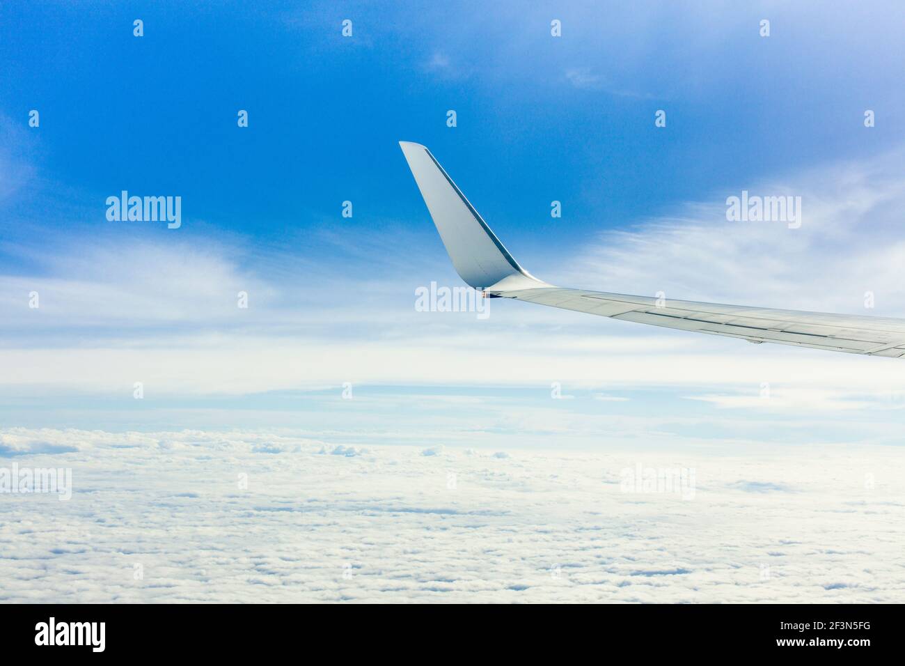 Vista dell'ala dell'aeroplano in volo dal sedile del finestrino Foto Stock