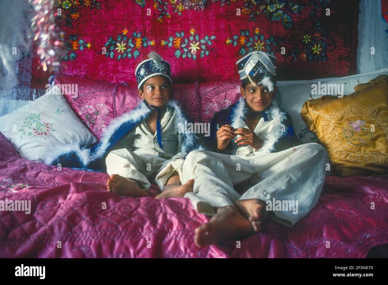 Due ragazzi che riposano dopo la circoncisione rituale Iznik Turchia Foto Stock