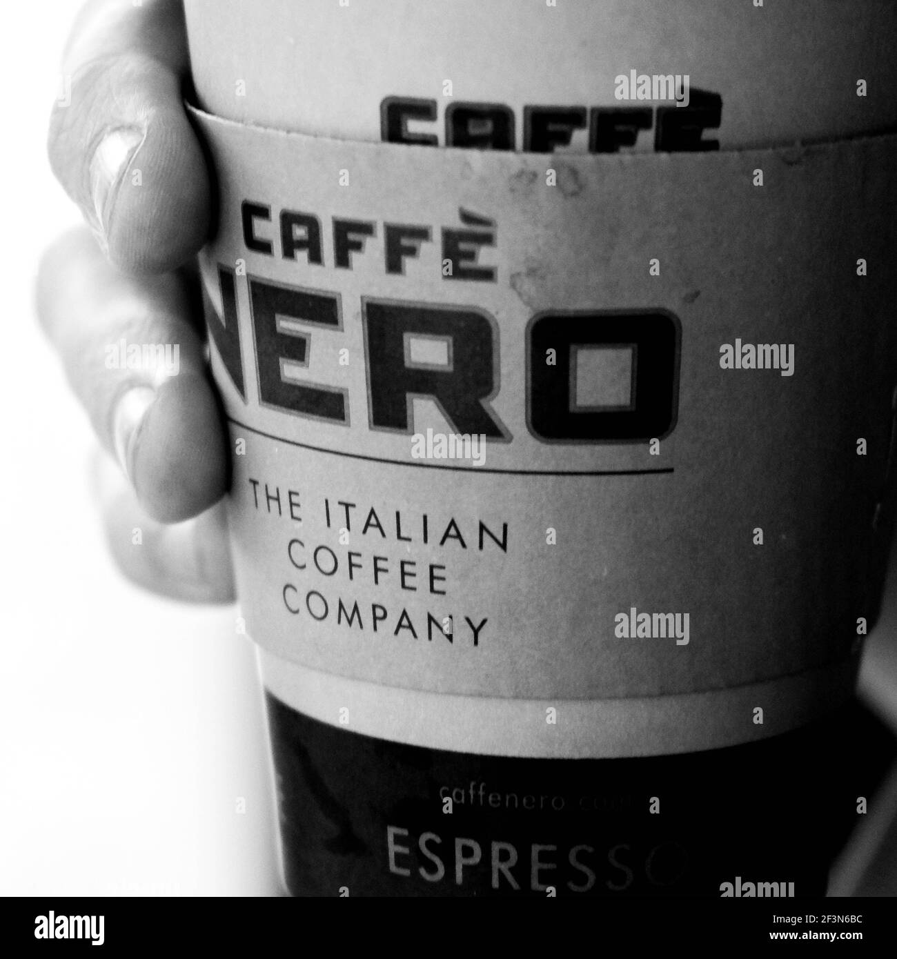 Londra UK, marzo 17 2021, primo piano di una persona anonima che tiene UNA tazza di caffè Nero Takeaway Coffee Foto Stock