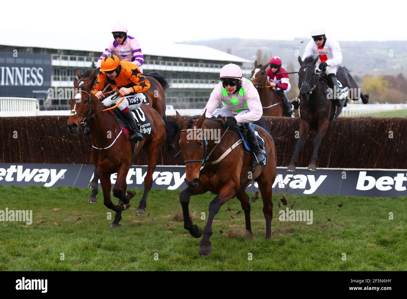 Metti il bollitore su guidato da Aidan Coleman (arancione e nero) e Chacun pour Soi guidato da Paul Townend (rosa e verde) saltare l'ultima recinzione durante il Betway Queen Mother Champion Chase durante il secondo giorno del Cheltenham Festival all'ippodromo di Cheltenham. Data immagine: Mercoledì 17 marzo 2021. Foto Stock