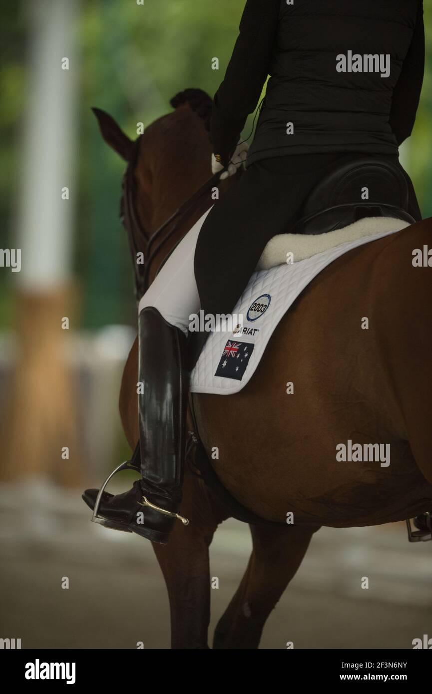 Cavaliere di dressage equestre in un apposito sedile di dressage che mostra alto nero stivali da dressage beige jodhpurs pelle inglese dressalage sella bianca pad Foto Stock