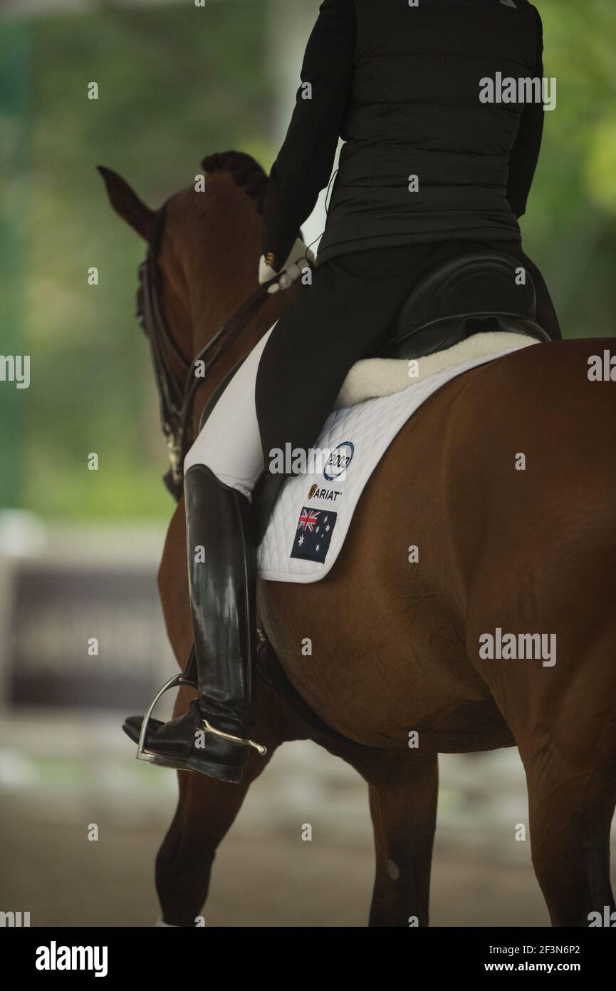 Cavaliere di dressage equestre in un apposito sedile di dressage che mostra alto nero stivali da dressage beige jodhpurs pelle inglese dressalage sella bianca pad Foto Stock